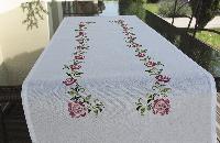 Roses Roses, chemin de table point de croix Brodlia