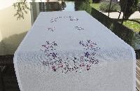 Fleurs Mauves et Violettes, chemin de table Brodlia, Broderie Traditionnelle.