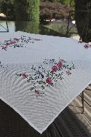 Fleurs Roses & Oiseaux, surnappe " Brodlia " kit broderie traditionnelle