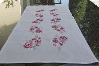 Roses Roses, chemin de table Brodlia, Broderie Traditionnelle.