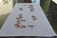 Oiseaux et Roses, chemin de table Brodlia, Broderie Traditionnelle.