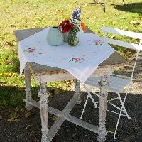 Fleurs de printemps et papillons, kit nappe  broder Vervaco