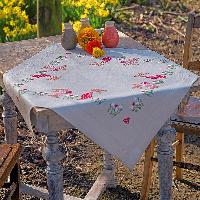 Lapins de pques dans un jardin tulipes, kit nappe  broder Vervaco Verachtert